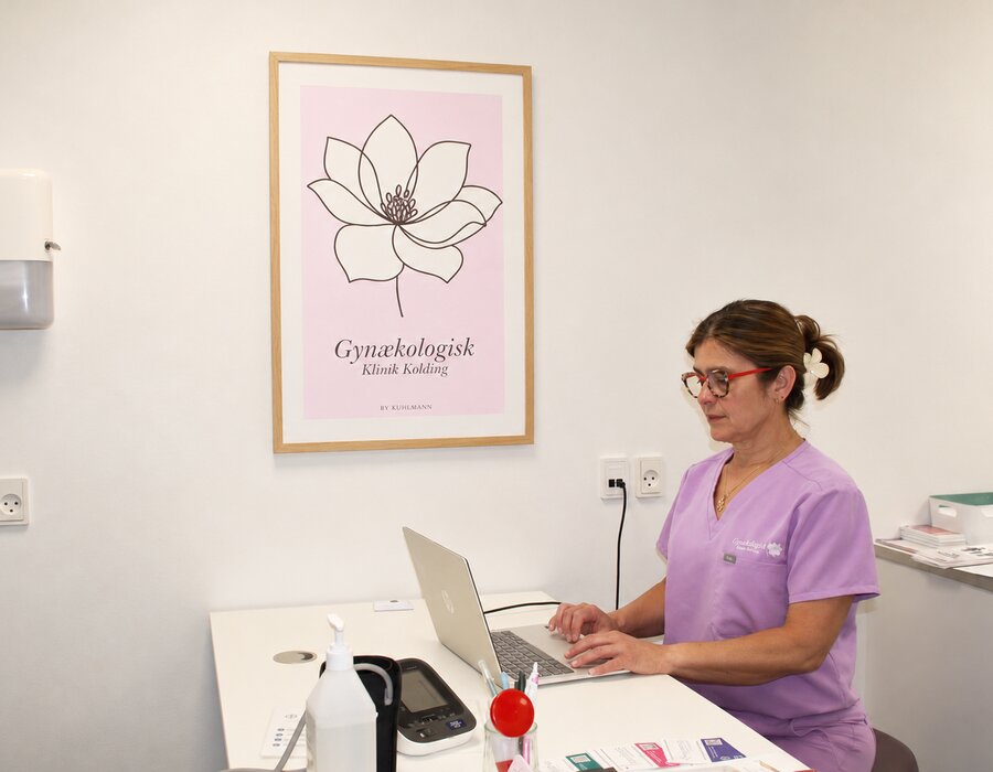 Veronica Tovar ved skrivebordet i klinikken